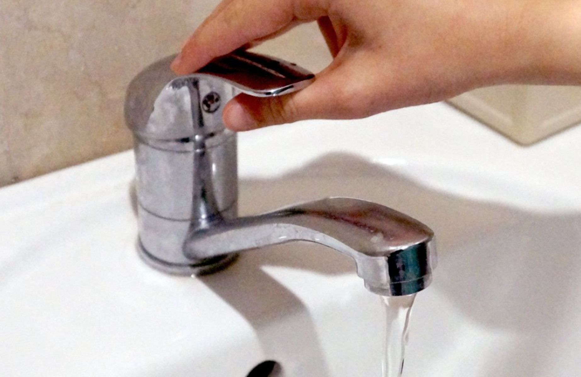 Una persona abre el grifo.