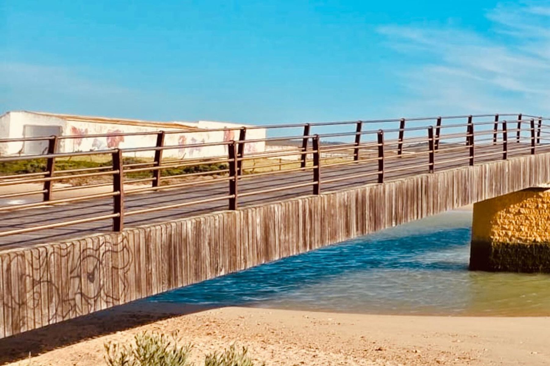 Puente del río Salado en Conil, cerrado por seguridad.