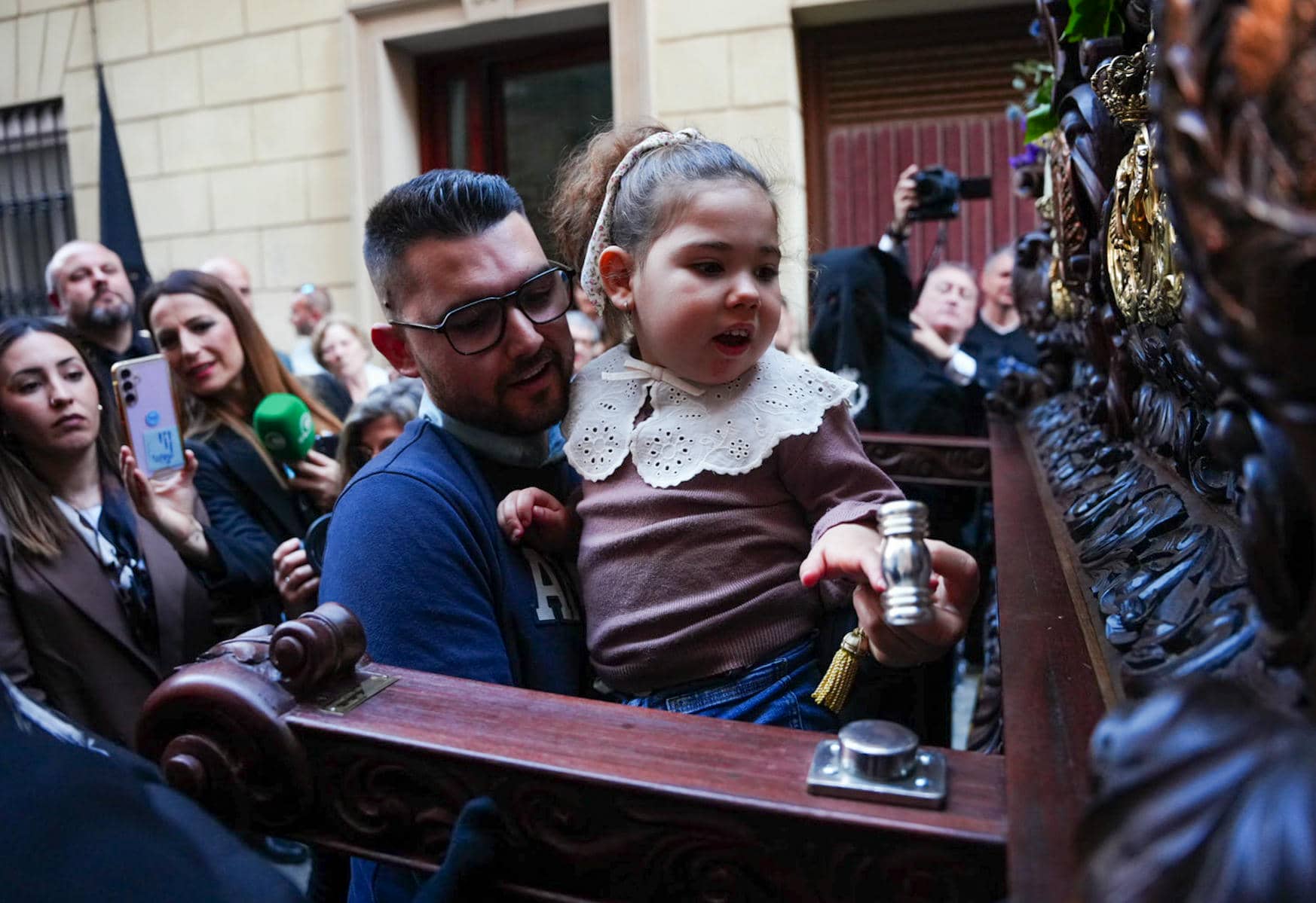 Gabriella, en la levantá del Descendimiento junto a su padre.