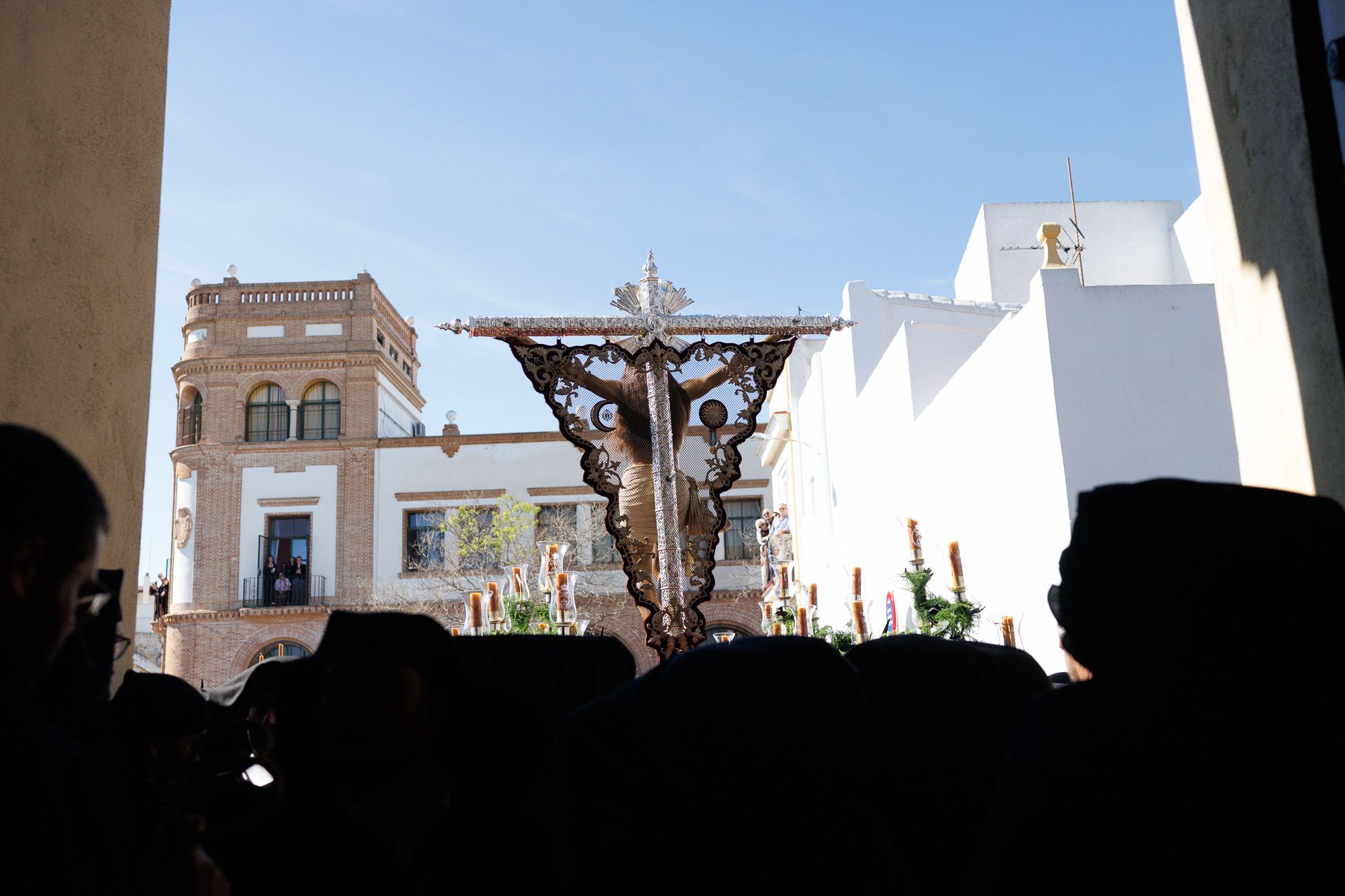 La espalda del Cristo, con su característica vela en la Cruz, nada más salir de San Telmo.