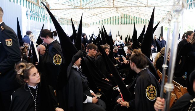 Nazarenos del Cristo, ya colocados en sus sitios por la dirección de cofradía.