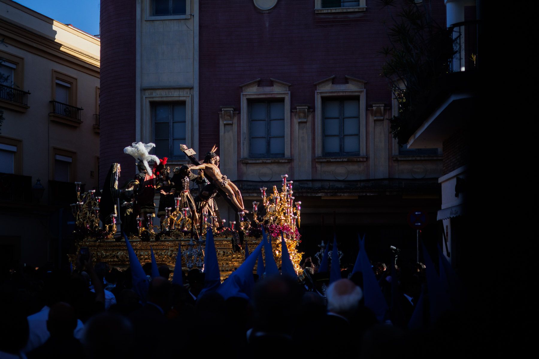 La Hermandad de la Exaltación en su salida este Viernes Santo