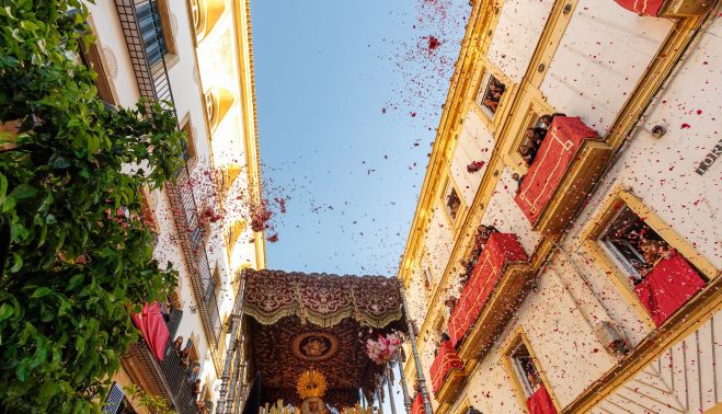 La Virgen del Valle, recibiendo su tradicional petalada en Puerta de Sevilla.