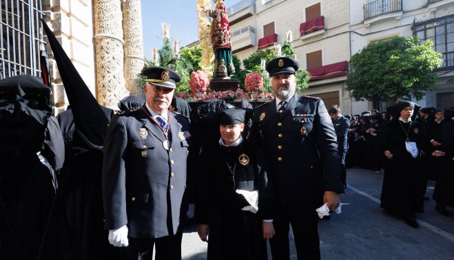 Antonio Padillo, junto a su hijo y su nieto, a la altura de San Miguel escoltando a San Juan.