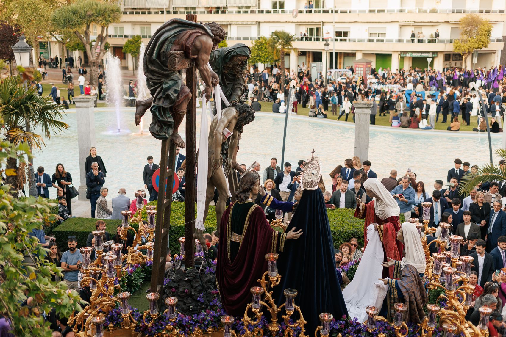 El Sagrado Descendimiento a su paso por las calles de Jerez este Viernes Santo.