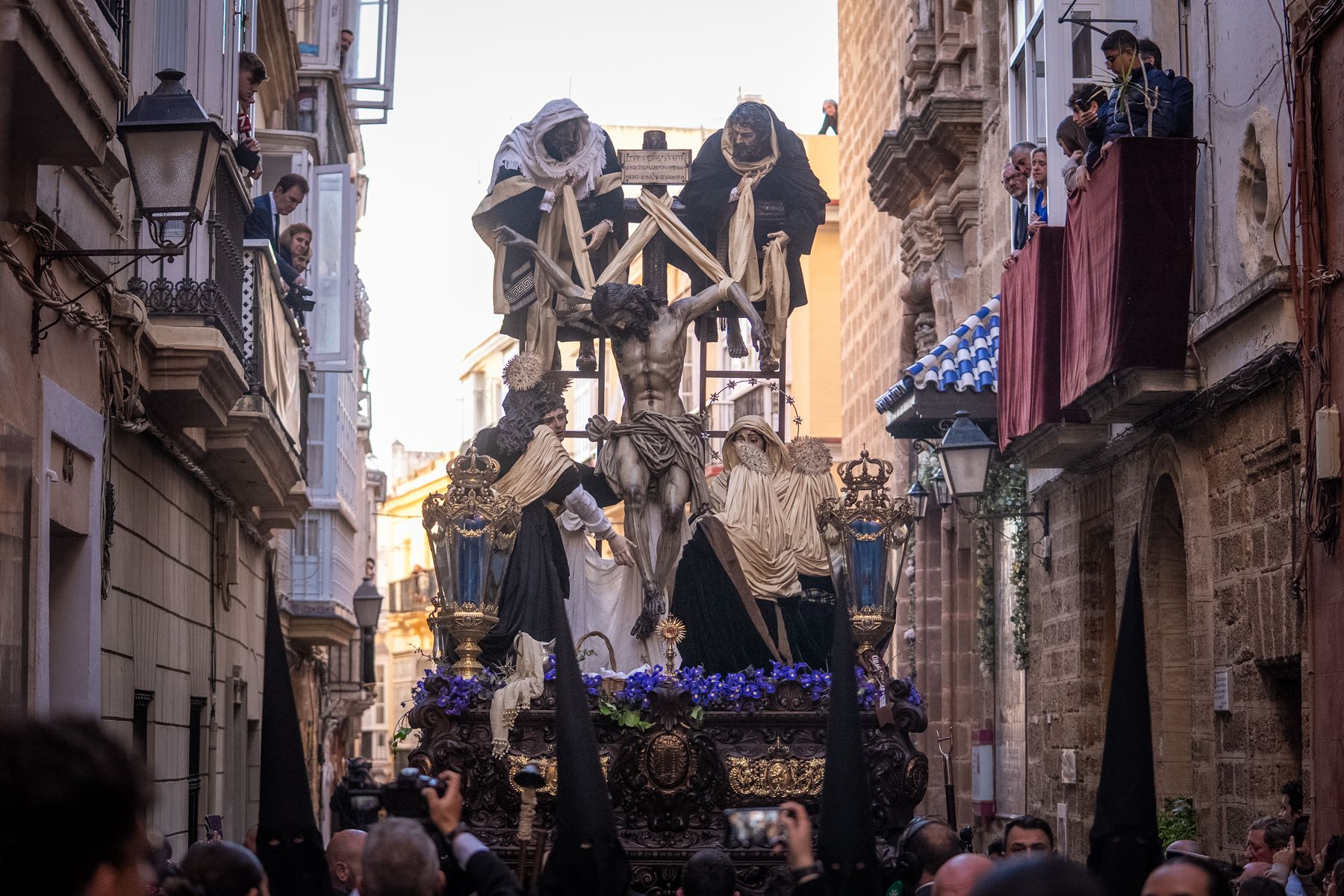 Viernes Santo en Cádiz  solemnidad entre Expiración, Descendimiento y Buena Muerte