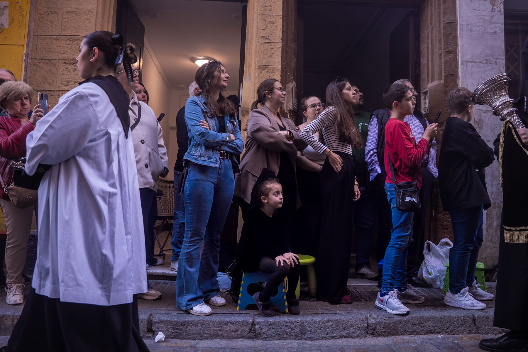 Público presente este Viernes Santo en Cádiz, con la solemnidad entre Expiración, Descendimiento y Buena Muerte