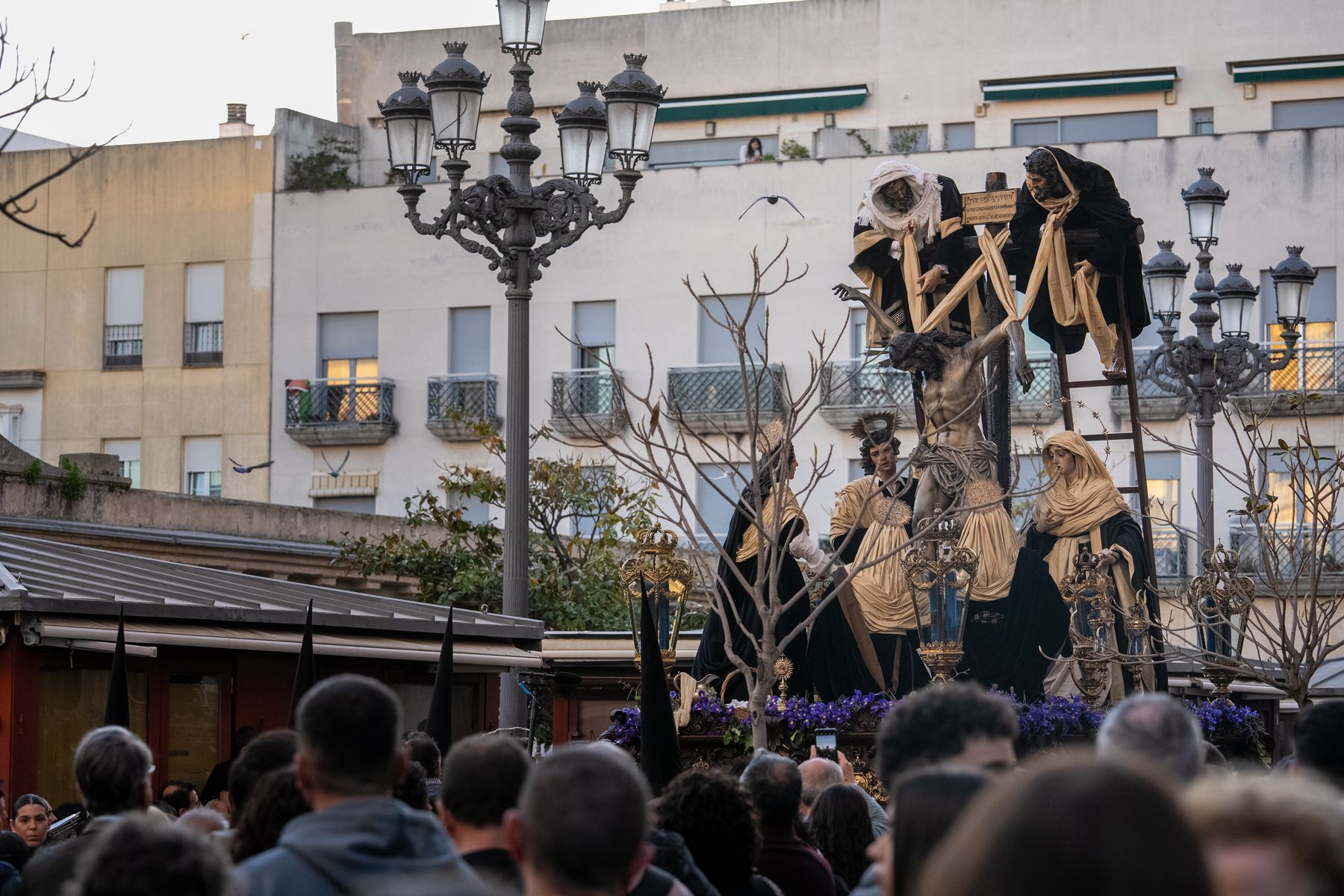 Viernes Santo en Cádiz  solemnidad entre Expiración, Descendimiento y Buena Muerte