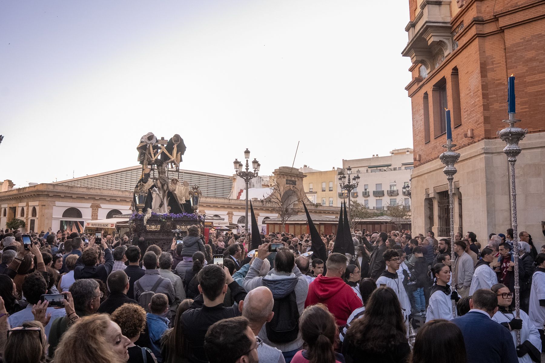 Viernes Santo en Cádiz  solemnidad entre Expiración, Descendimiento y Buena Muerte