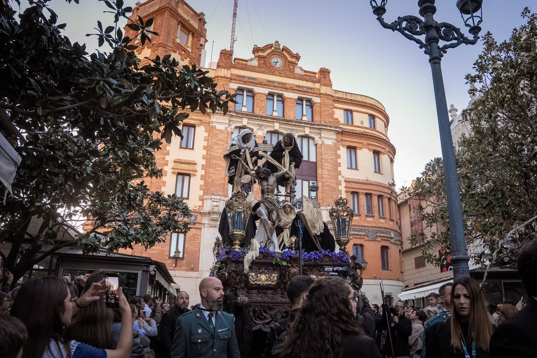 Viernes Santo en Cádiz  solemnidad entre Expiración, Descendimiento y Buena Muerte