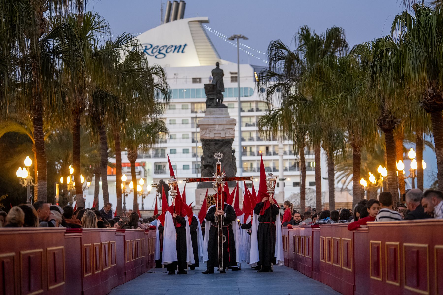 Viernes Santo en Cádiz  solemnidad entre Expiración, Descendimiento y Buena Muerte