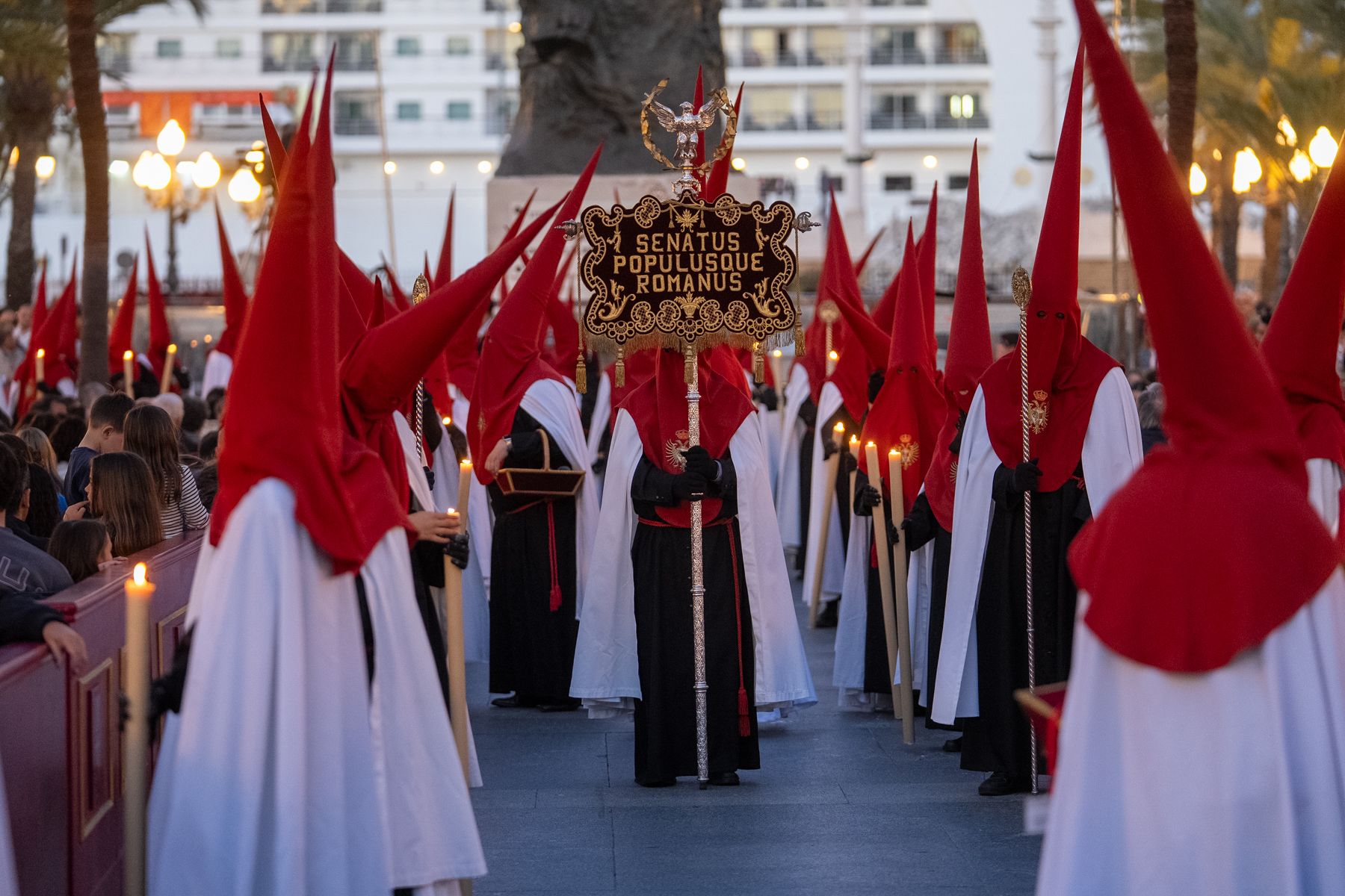 Viernes Santo en Cádiz  solemnidad entre Expiración, Descendimiento y Buena Muerte
