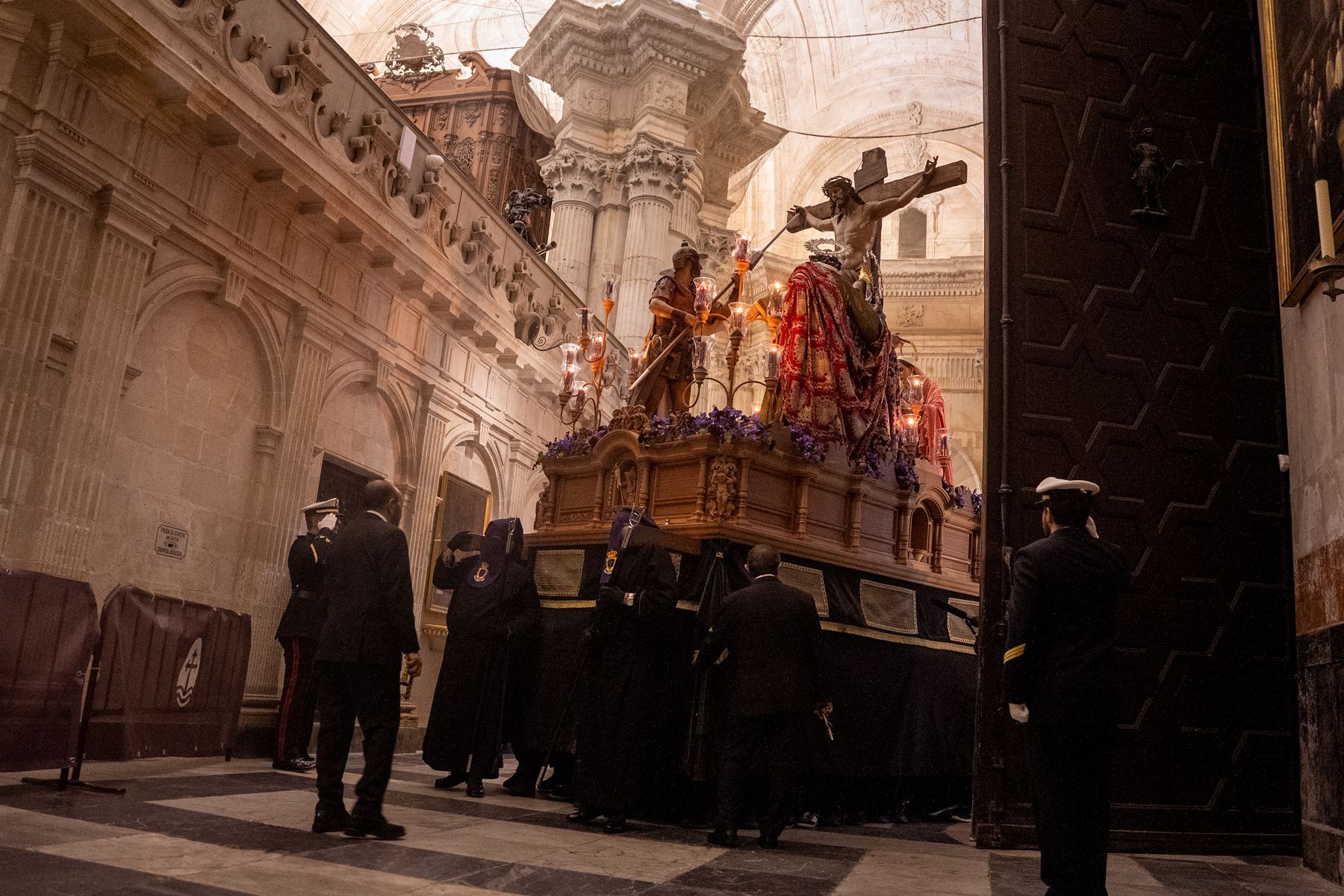 Viernes Santo en Cádiz  solemnidad entre Expiración, Descendimiento y Buena Muerte