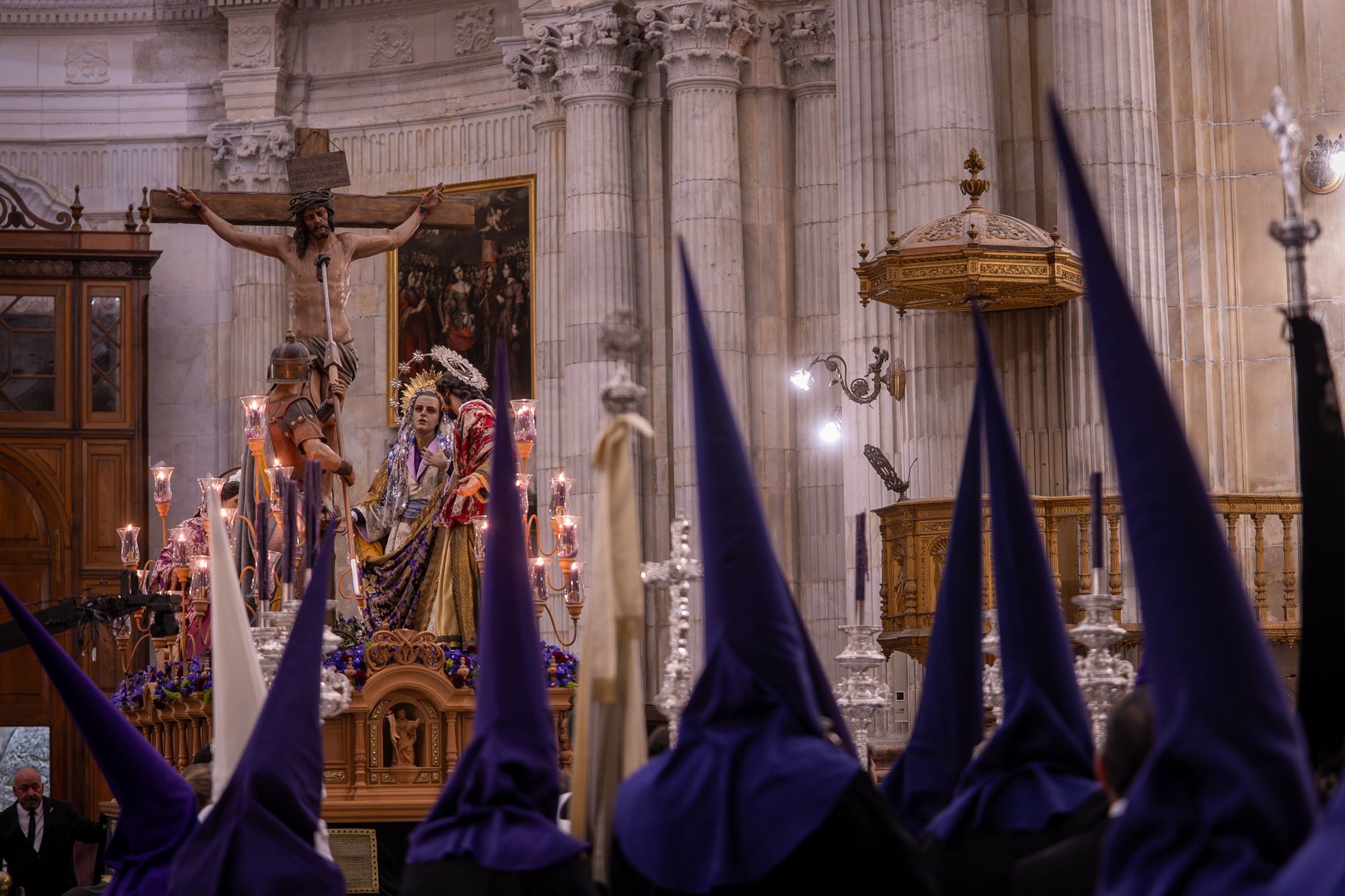 Viernes Santo en Cádiz  solemnidad entre Expiración, Descendimiento y Buena Muerte