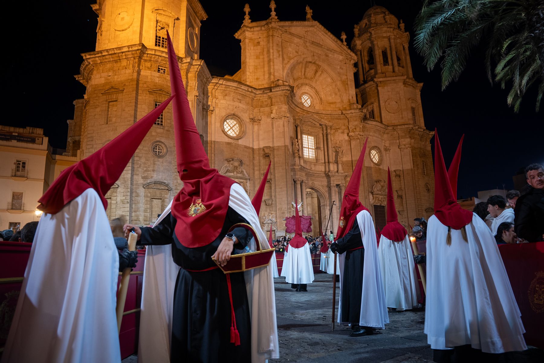 Viernes Santo en Cádiz  solemnidad entre Expiración, Descendimiento y Buena Muerte