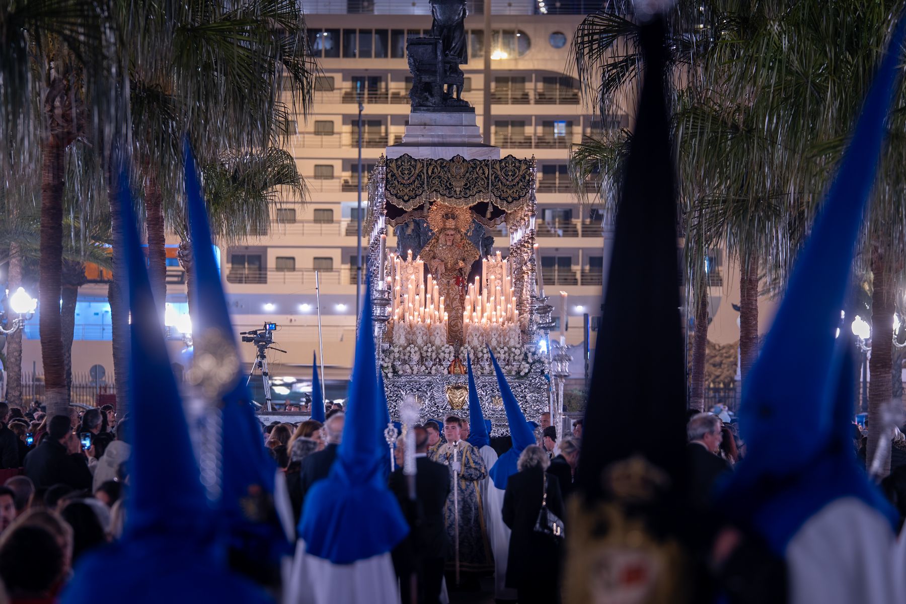 Viernes Santo en Cádiz  solemnidad entre Expiración, Descendimiento y Buena Muerte
