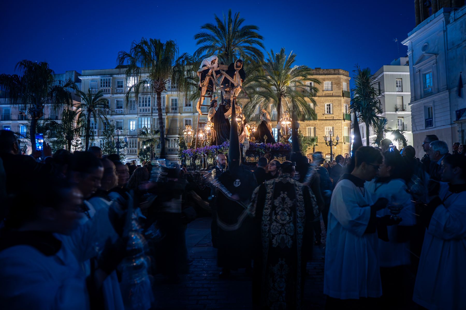 Viernes Santo en Cádiz  solemnidad entre Expiración, Descendimiento y Buena Muerte