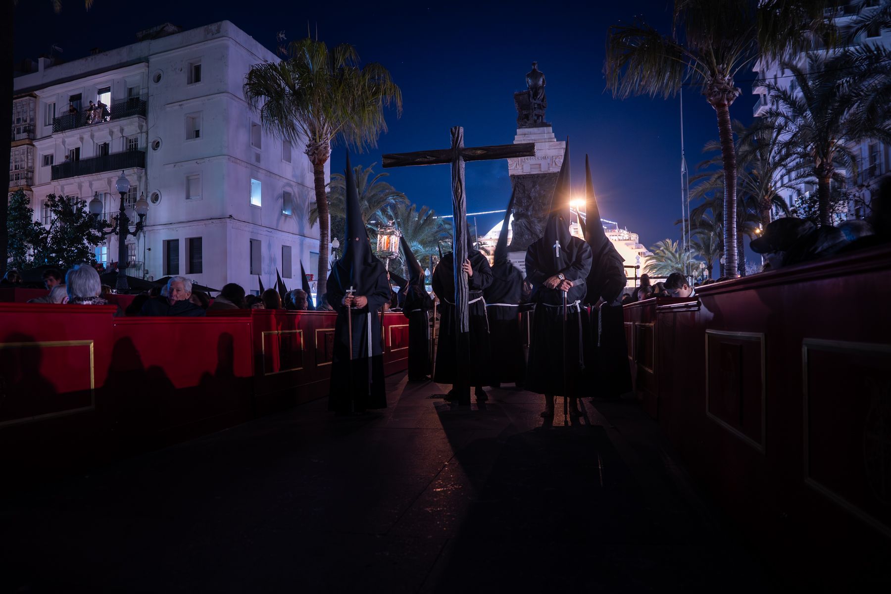 Viernes Santo en Cádiz  solemnidad entre Expiración, Descendimiento y Buena Muerte