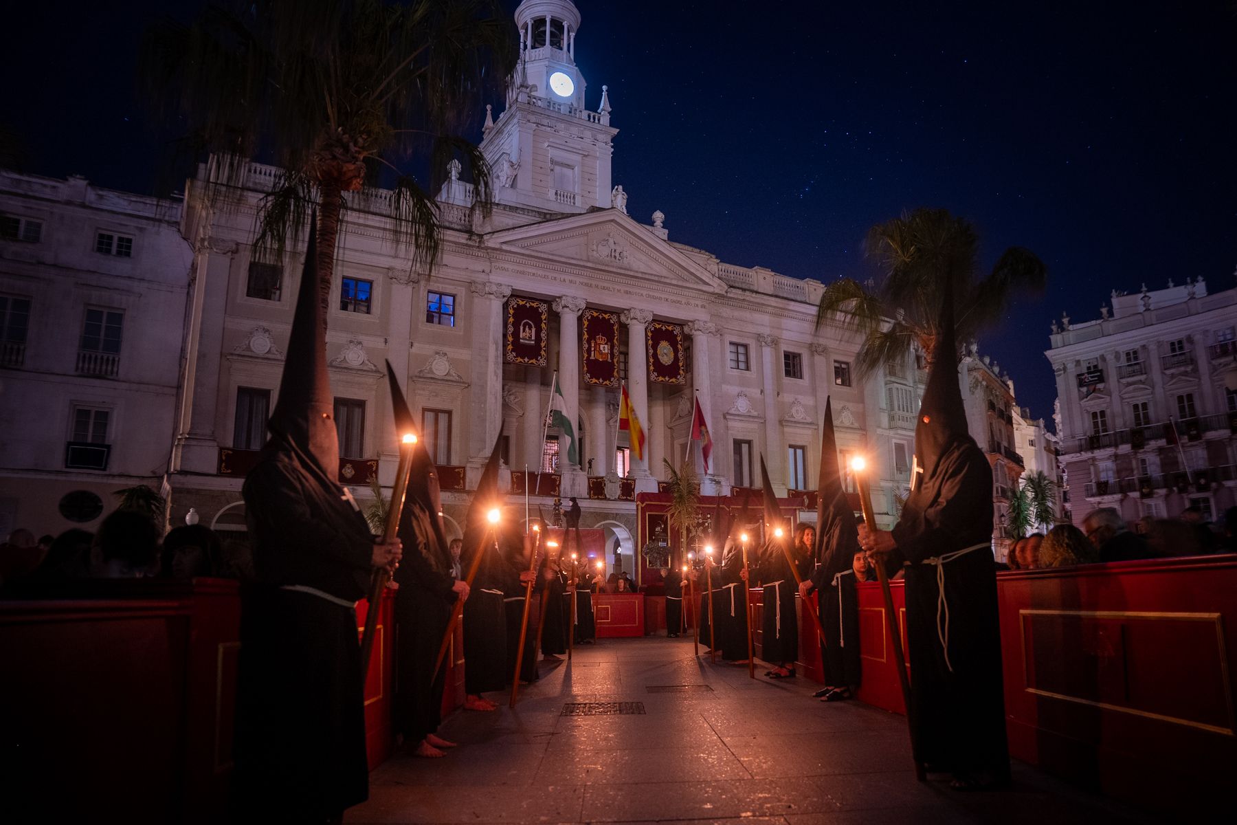 Viernes Santo en Cádiz  solemnidad entre Expiración, Descendimiento y Buena Muerte