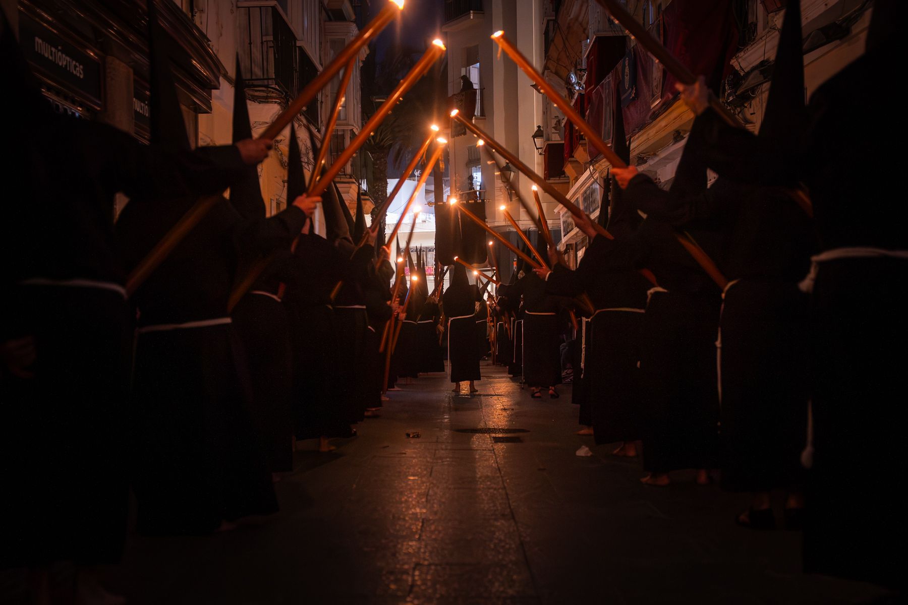 Cádiz cierra su jornada de Viernes Santo con la solemnidad y el silencio de tres cofradías