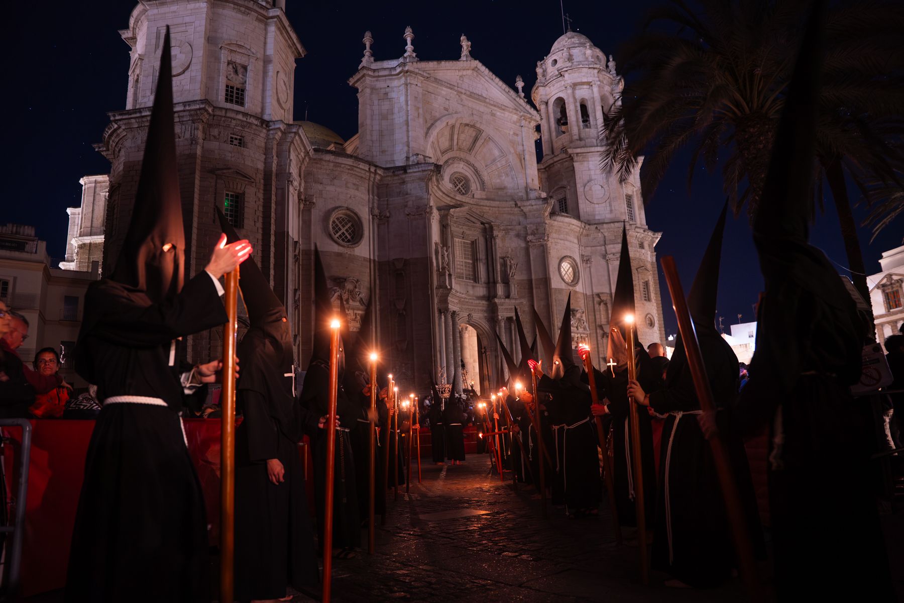 Viernes Santo en Cádiz  solemnidad entre Expiración, Descendimiento y Buena Muerte