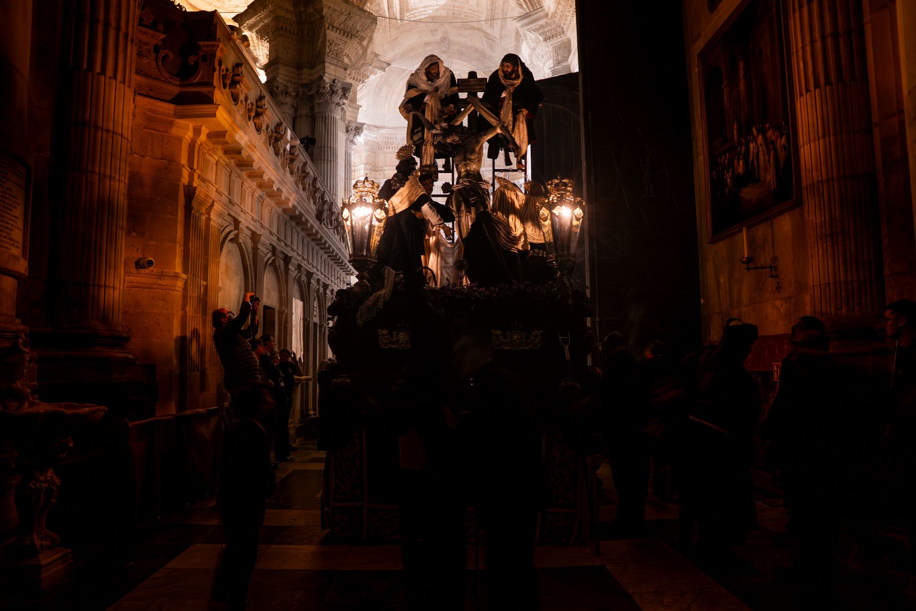 Viernes Santo en Cádiz  solemnidad entre Expiración, Descendimiento y Buena Muerte