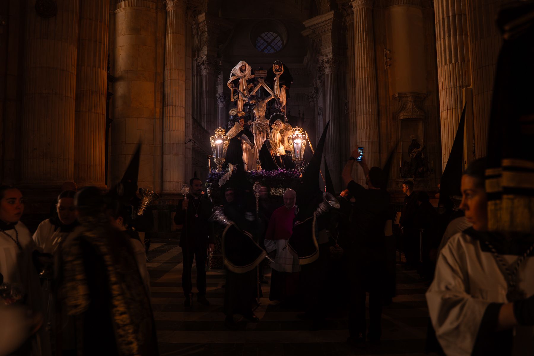 Viernes Santo en Cádiz  solemnidad entre Expiración, Descendimiento y Buena Muerte