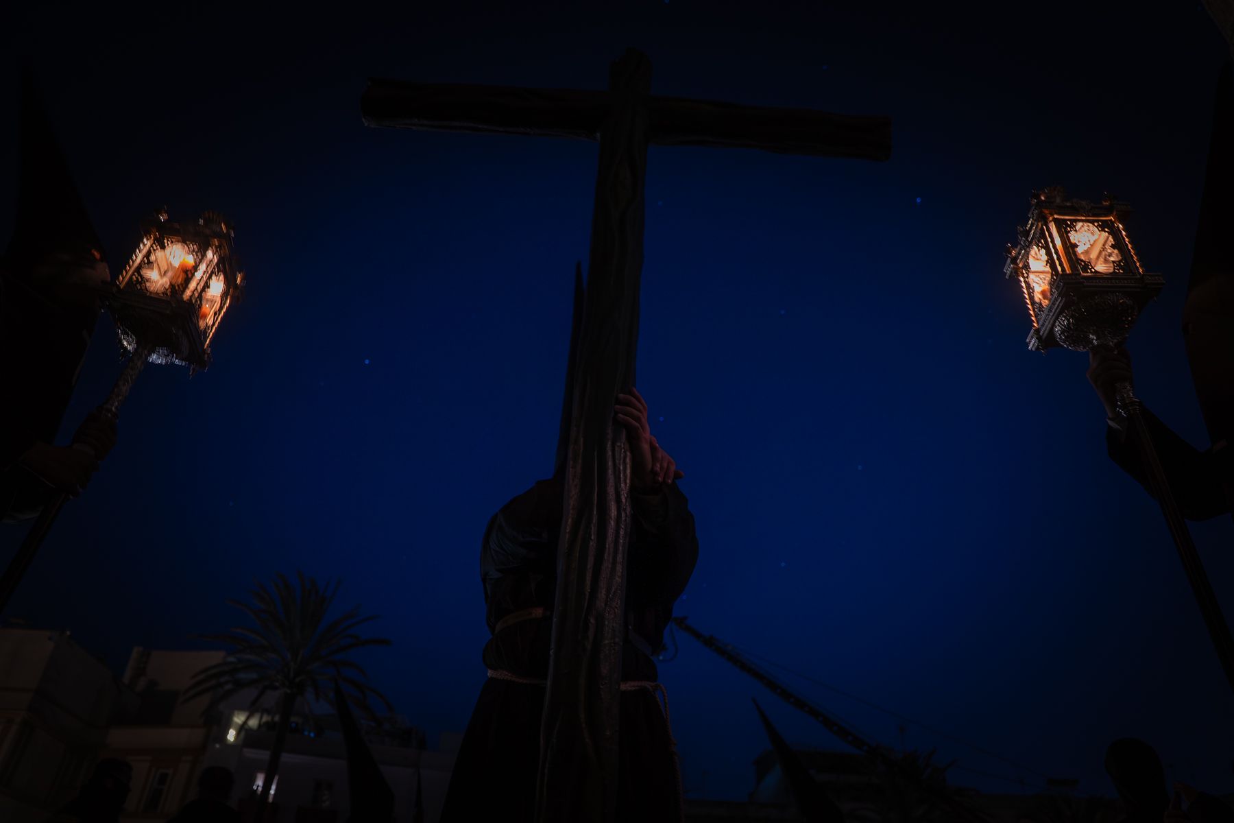 Viernes Santo en Cádiz  solemnidad entre Expiración, Descendimiento y Buena Muerte