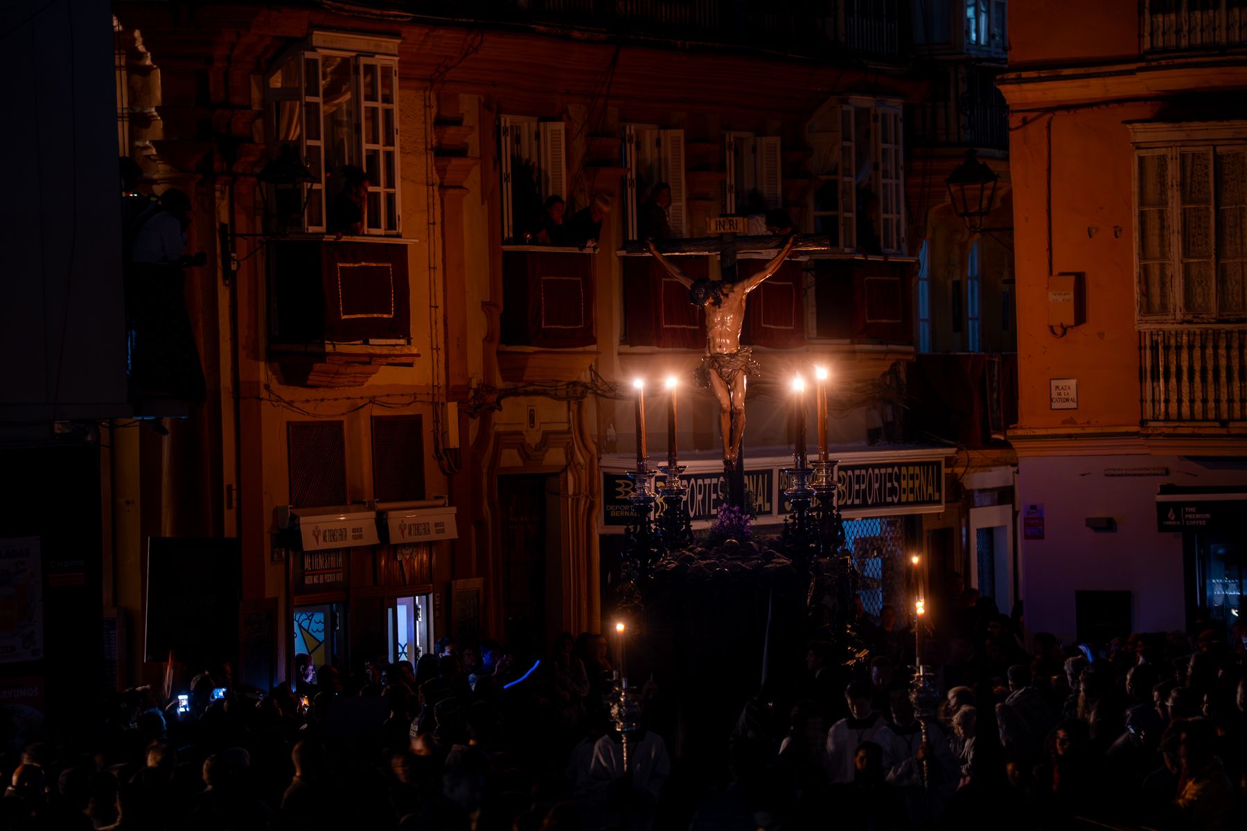 Viernes Santo en Cádiz  solemnidad entre Expiración, Descendimiento y Buena Muerte