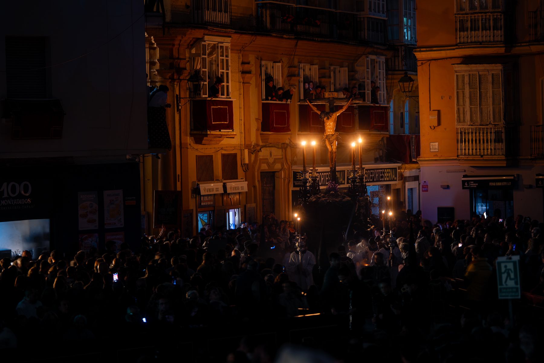 Viernes Santo en Cádiz  solemnidad entre Expiración, Descendimiento y Buena Muerte