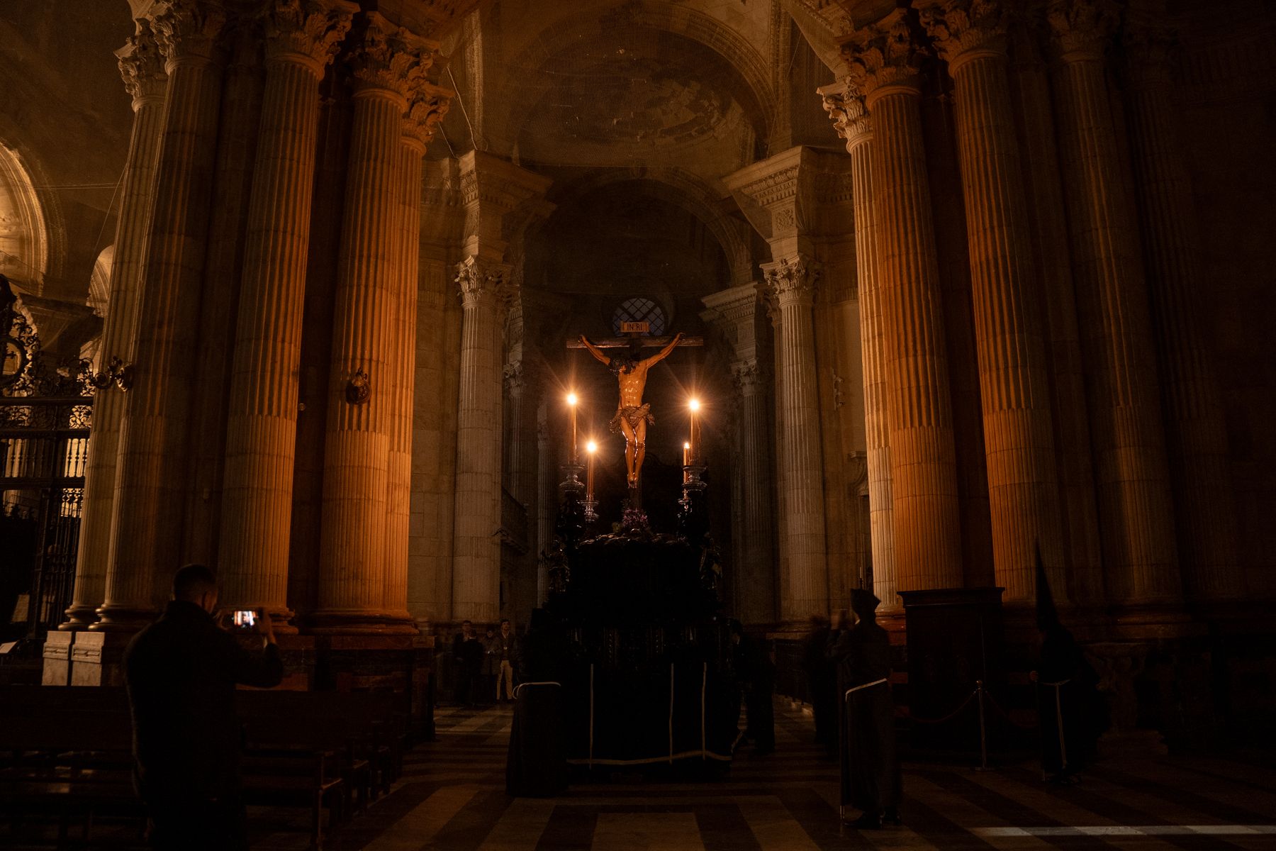 Viernes Santo en Cádiz  solemnidad entre Expiración, Descendimiento y Buena Muerte
