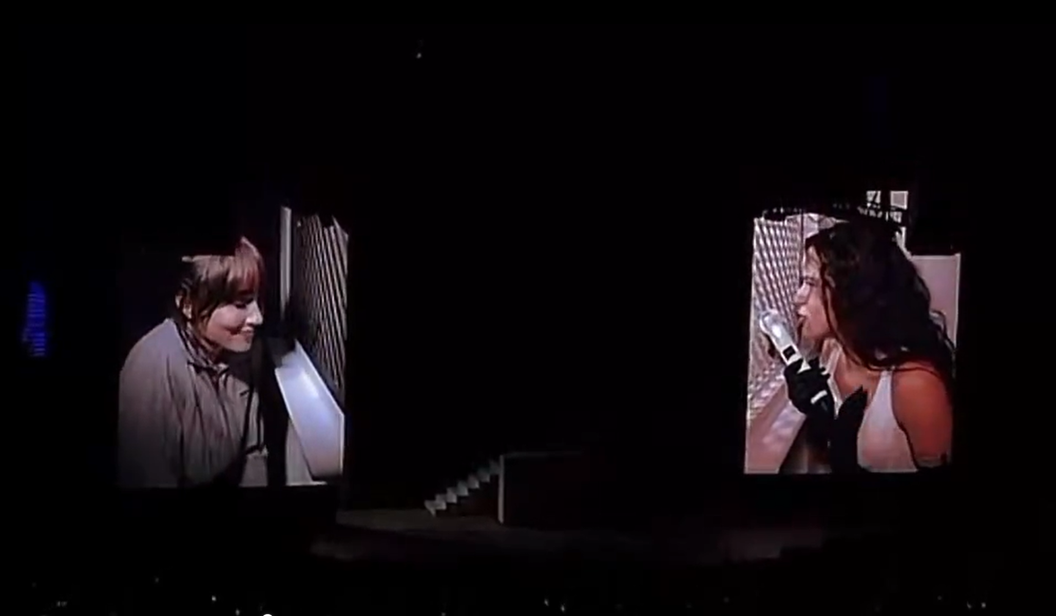 Aitana presente en el particular confesionario del Lux Tour de Rosalía