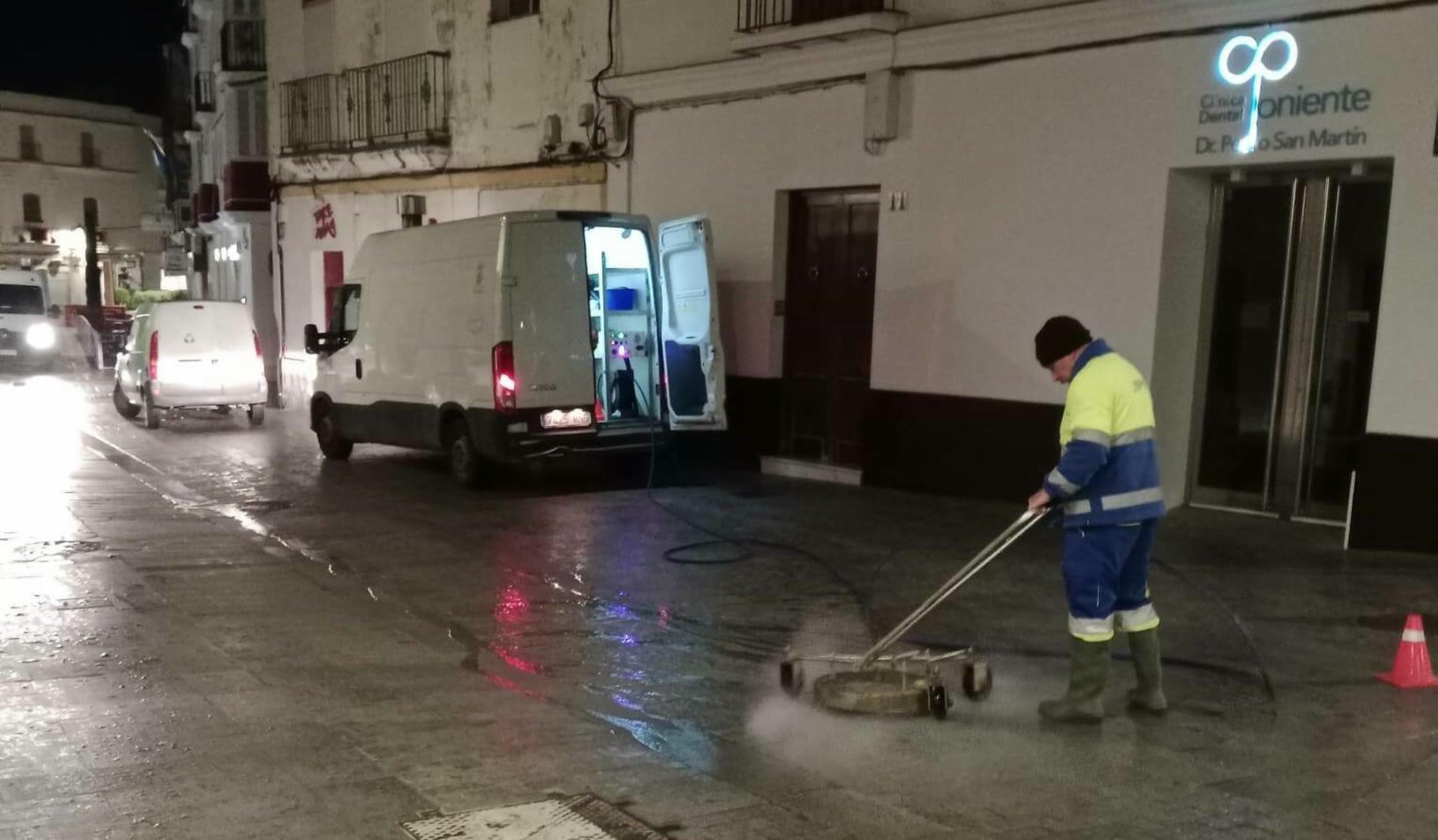 El Ayuntamiento de Chiclana realiza trabajos de limpieza de las calles previos al lunes de Pascua