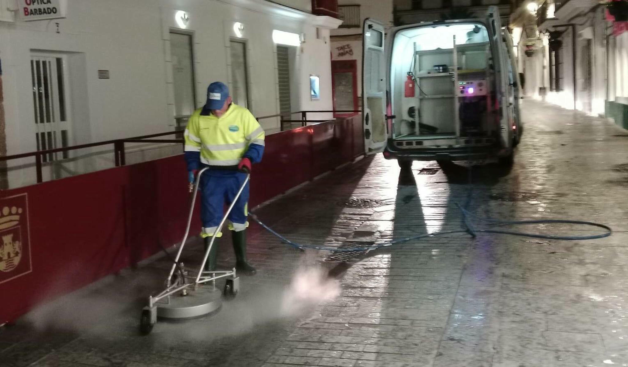 Labores de limpieza y retirada de cera en las calles de Chiclana