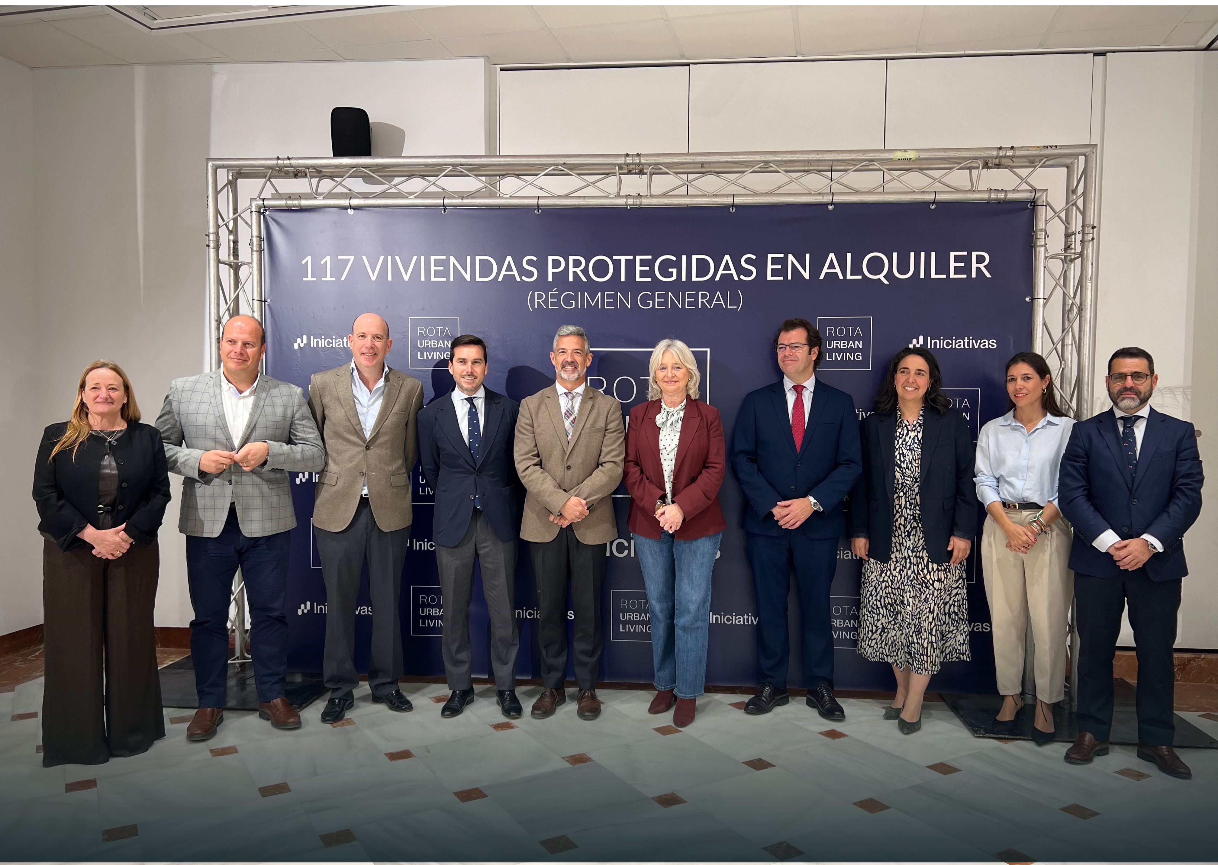 El acto de presentación en Rota reunió a un nutrido grupo de representantes institucionales y del sector.