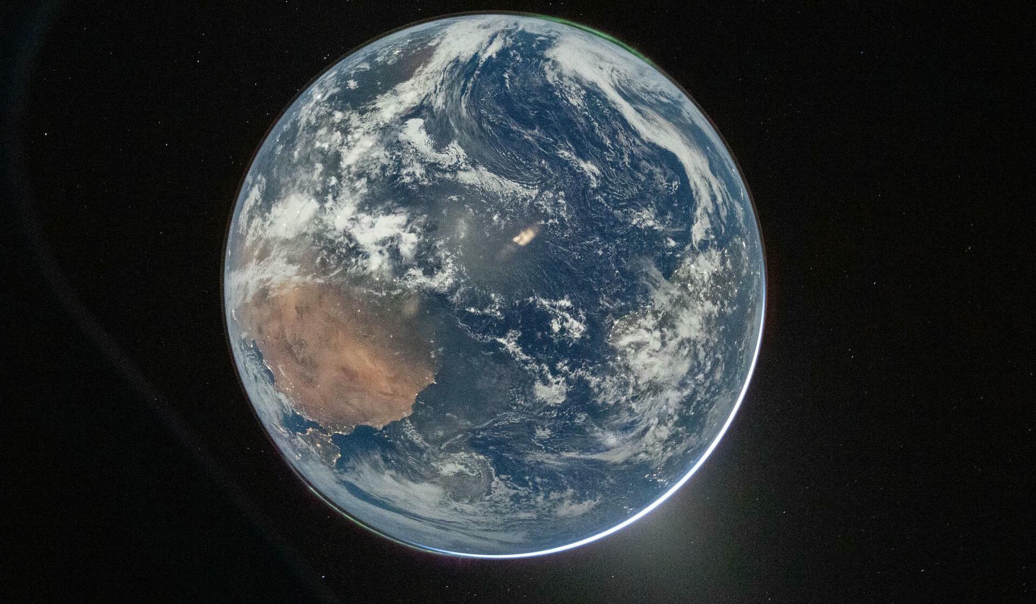 Visión de la Tierra desde la cápsula Orion de la misión Artemis II 