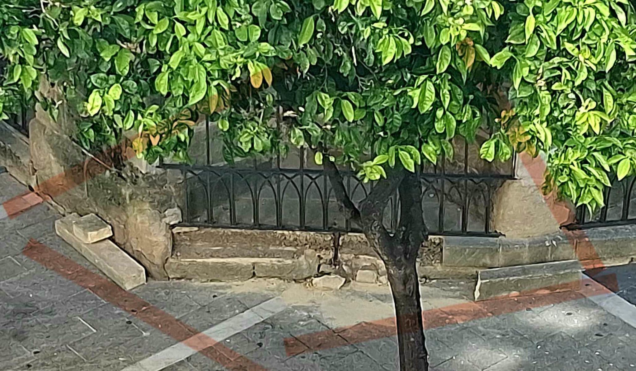 Deterioro de parte de la Parroquia de San Miguel, frente a la que se encuentra la Taberna der Willy