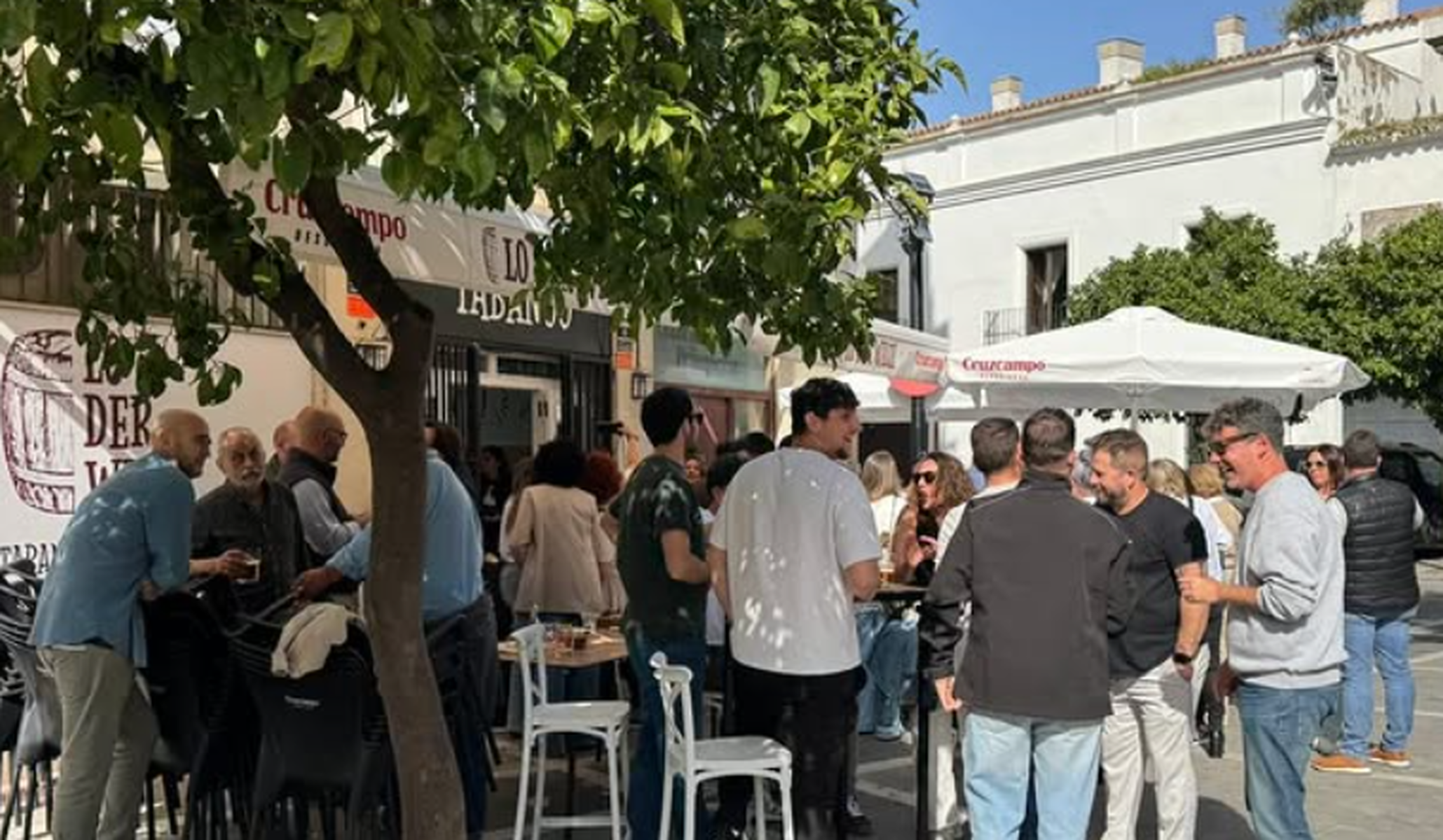 La Taberna 'Lo der Willy' con la terraza completa de clientes en una imagen compartida por su dueño