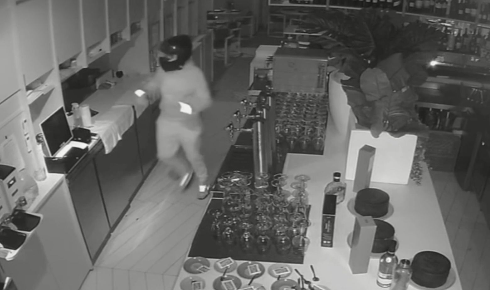 Asaltan el Restaurante Boreal en Jerez en la madrugada del Sábado Santo: el ladrón llegó en moto y reventó la cristalera.