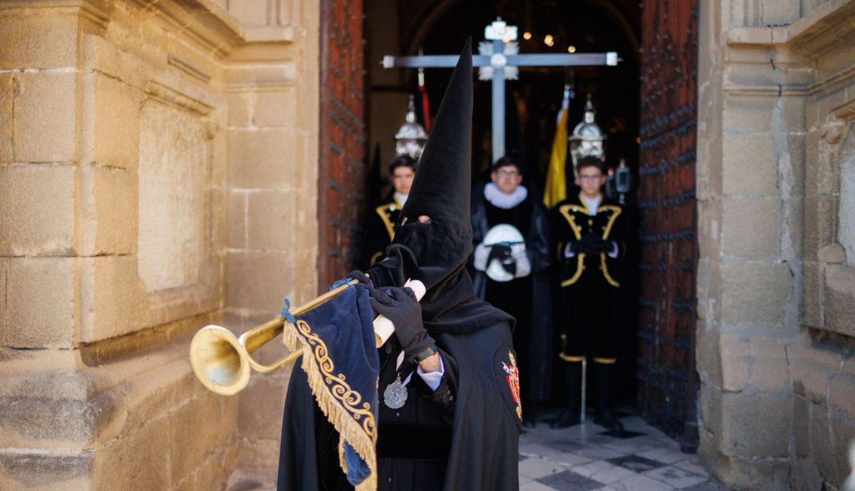 El Santo Entierro saliendo de la capilla del Calvario este Sábado Santo