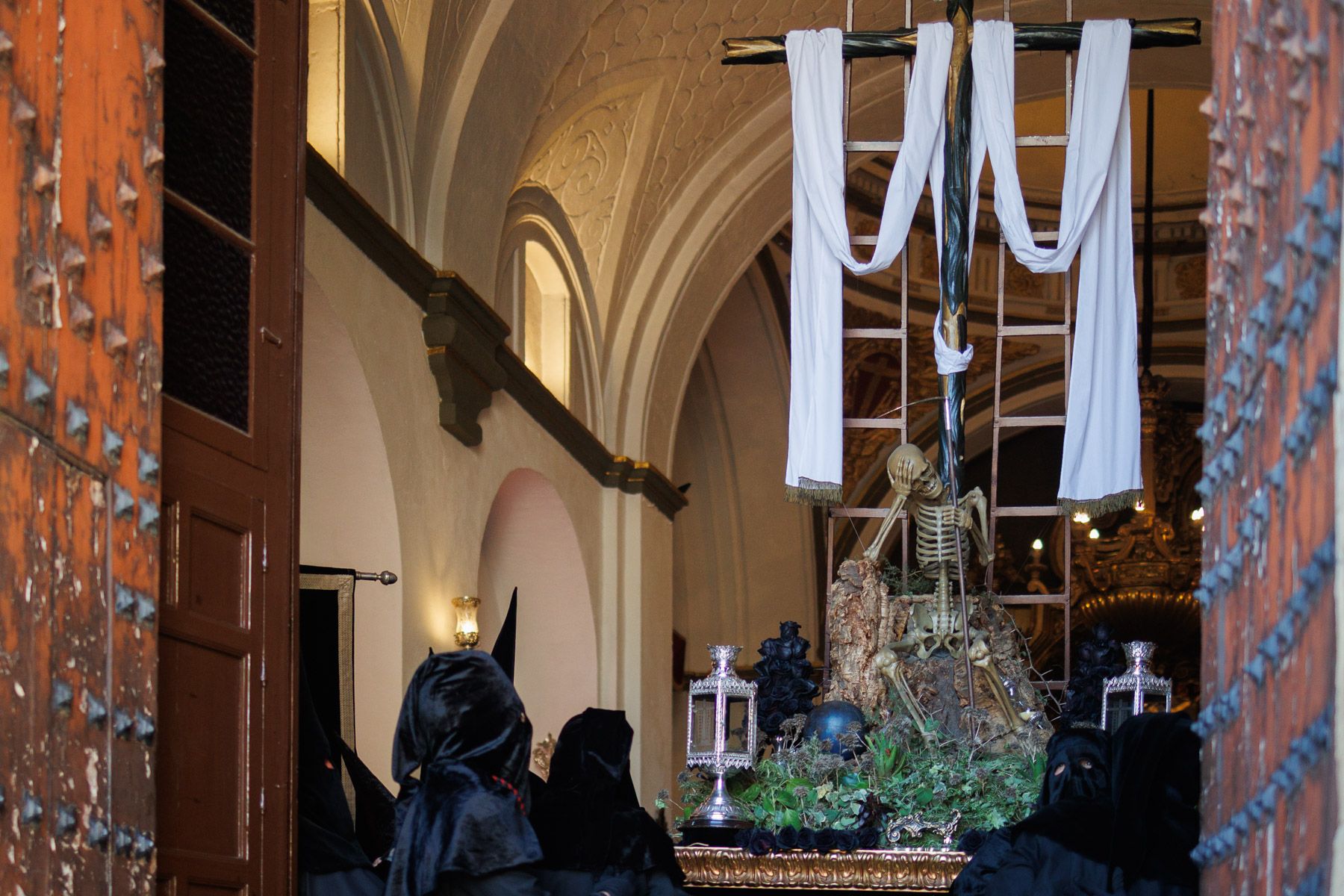 El Santo Entierro saliendo de la capilla del Calvario este Sábado Santo El Santo Entierro saliendo de la capilla del Calvario este Sábado Santo