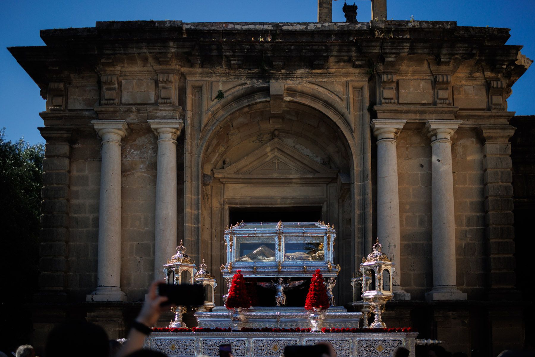 El Santo Entierro saliendo de la capilla del Calvario este Sábado Santo El Santo Entierro saliendo de la capilla del Calvario este Sábado Santo