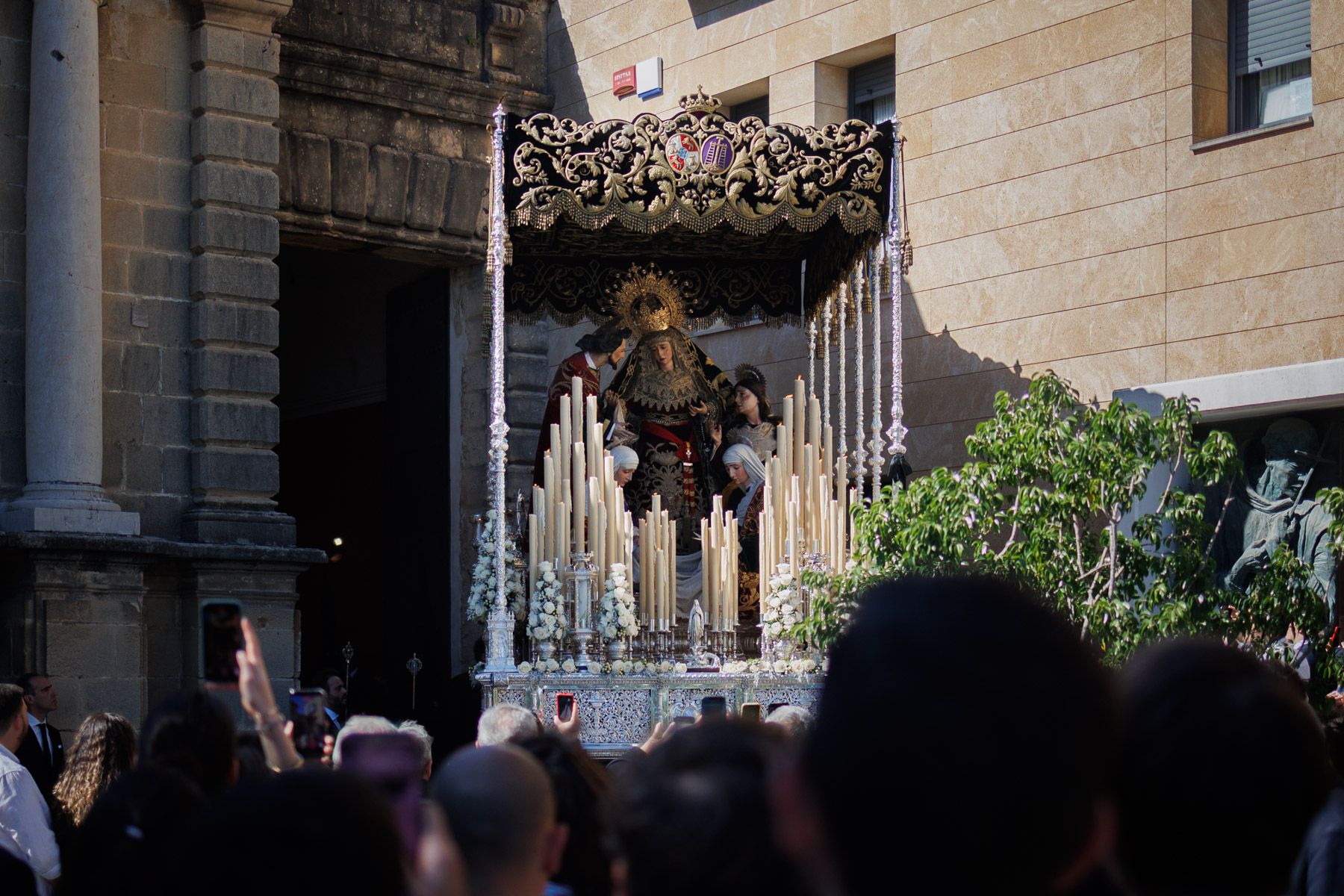 El palio del Duelo, saliendo de la capilla del Calvario este Sábado Santo.