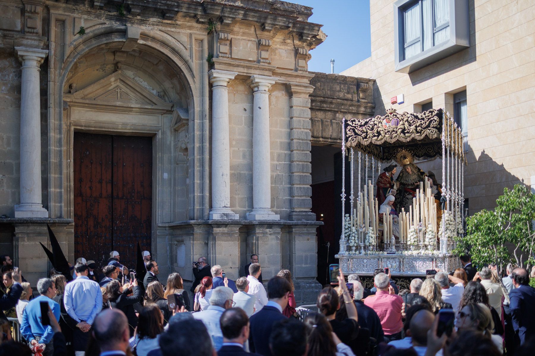 El Santo Entierro saliendo de la capilla del Calvario este Sábado Santo, horas antes del incidente.
