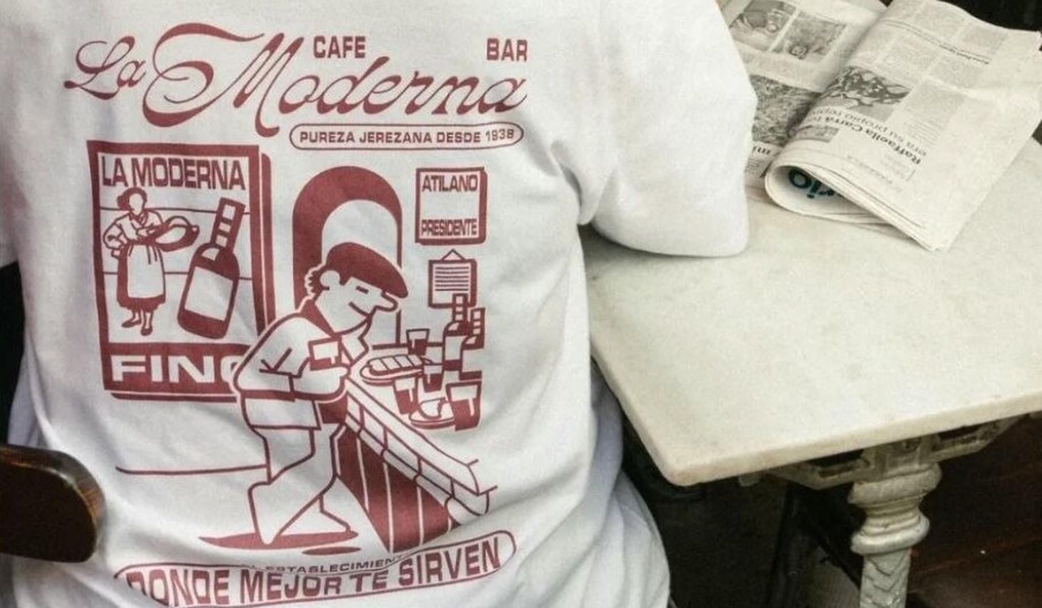 Gloria Vendimia rinde homenaje con una camiseta vintage al histórico Bar La Moderna