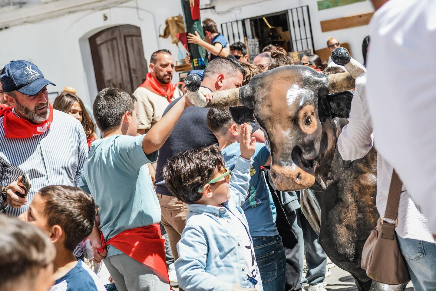 Toro de la Infancia, dentro del tradicional Toro Embolao en Vejer, este Sábado Santo.