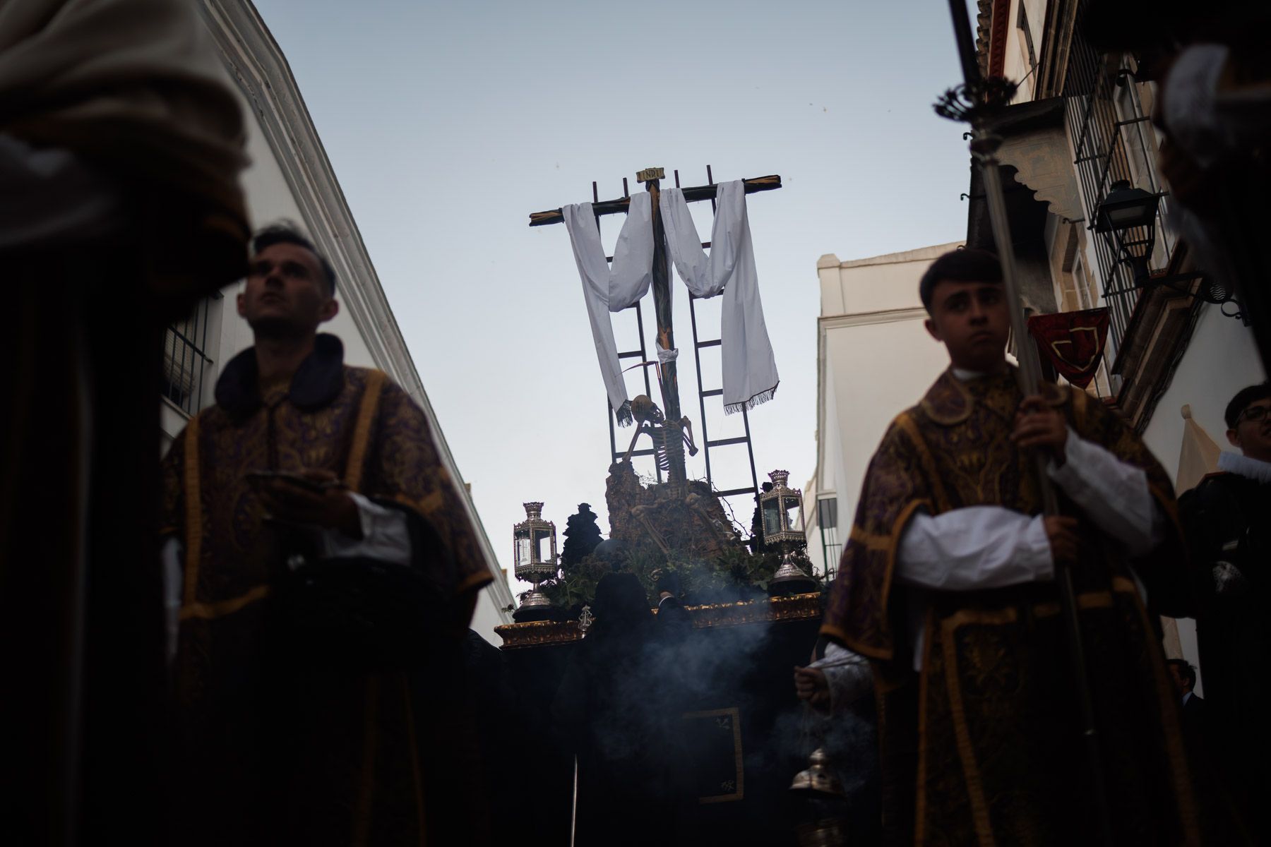 El Santo Entierro saliendo de la capilla del Calvario este Sábado Santo El Santo Entierro saliendo de la capilla del Calvario este Sábado Santo