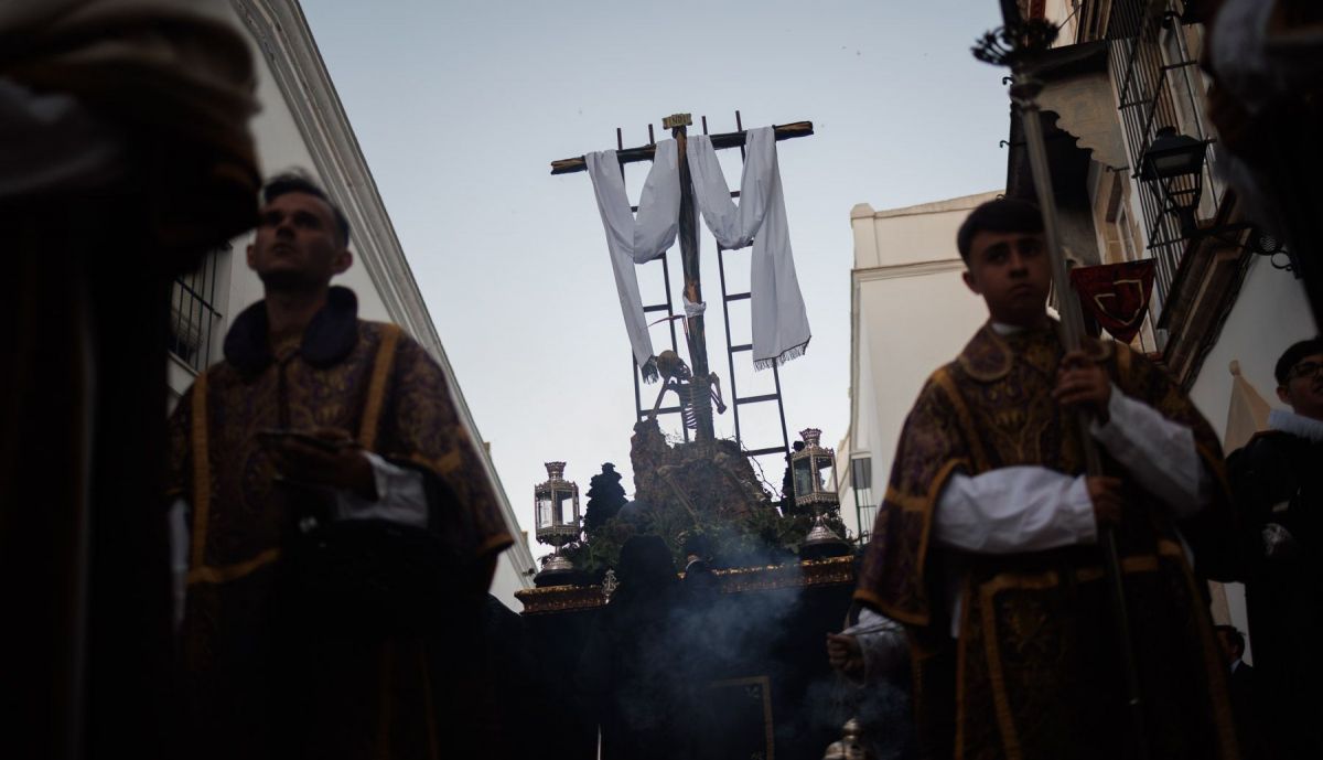 El Santo Entierro saliendo de la capilla del Calvario este Sábado Santo