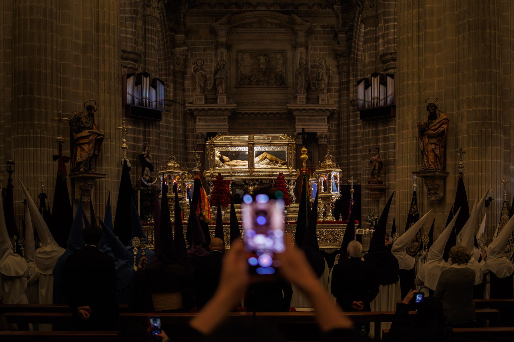 El Santo Entierro saliendo de la capilla del Calvario este Sábado Santo El Santo Entierro saliendo de la capilla del Calvario este Sábado Santo