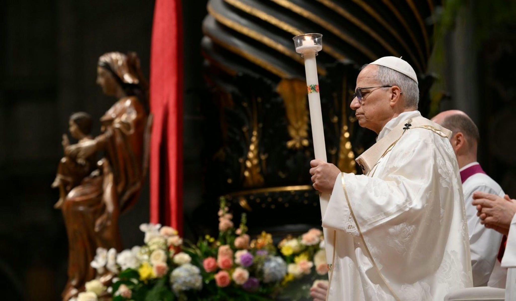 Liturgia de la Vigilia Pascual en la Basílica de San Pedro. Vatican Media Liturgia de la Vigilia Pascual en la Basílica de San Pedro. Vatican Media